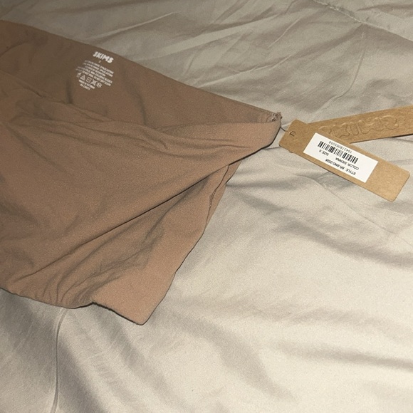 SKIMS Fits Everybody Bandeau Tan Bra - Picture 6 of 9